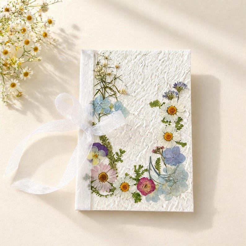Handgefertigte Grußkarte mit echten gepressten Blumen, botanische Kunst, Hochzeitskarte, 20 x 14 cm