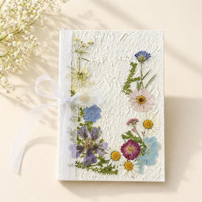 Handgefertigte Grußkarte mit echten gepressten Blumen, botanische Kunst, Hochzeitskarte, 20 x 14 cm