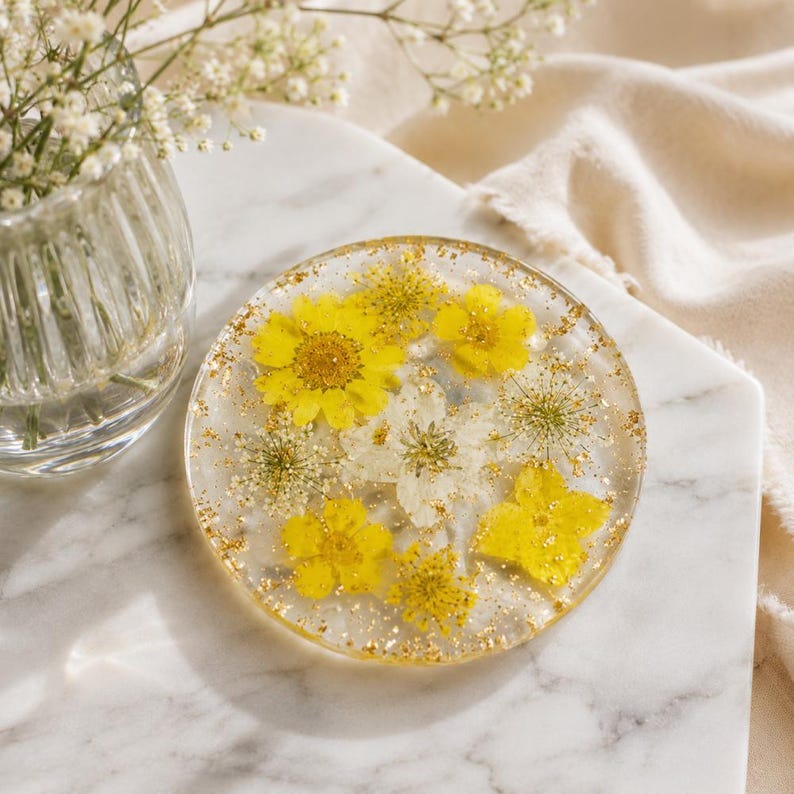 Blumen-Resin-Untersetzer mit goldenen Akzenten, handgefertigter Trockenblumen-Kunst-Untersetzer