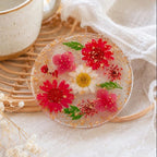 Blumen-Resin-Untersetzer mit goldenen Akzenten, handgefertigter Trockenblumen-Kunst-Untersetzer