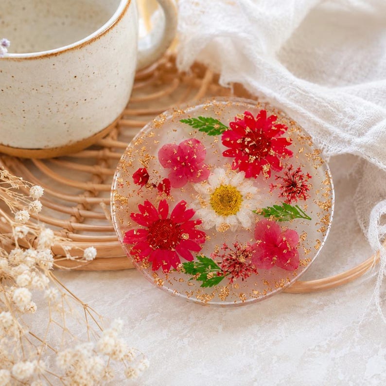 Blumen-Resin-Untersetzer mit goldenen Akzenten, handgefertigter Trockenblumen-Kunst-Untersetzer