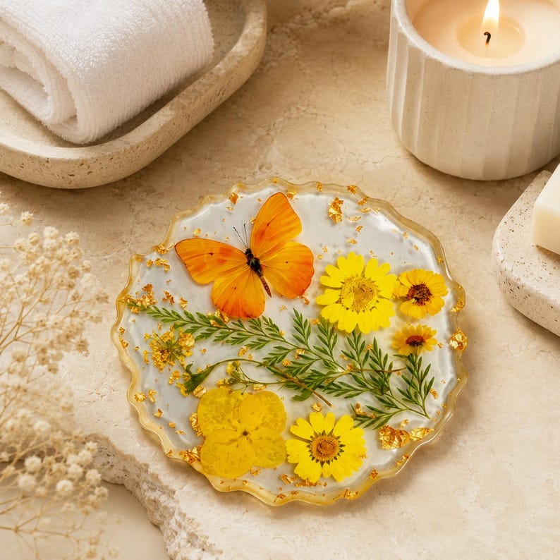Epoxidharz Untersetzer mit getrockneten Blumen, Schmetterlingen und Goldflocken
