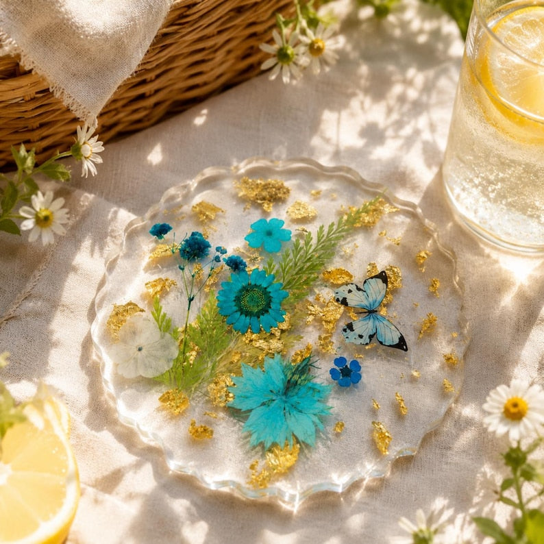 Handgemachter Resin-Untersetzer mit Getrockneten Blumen, Schmetterling und Goldflocken – Wohndekor