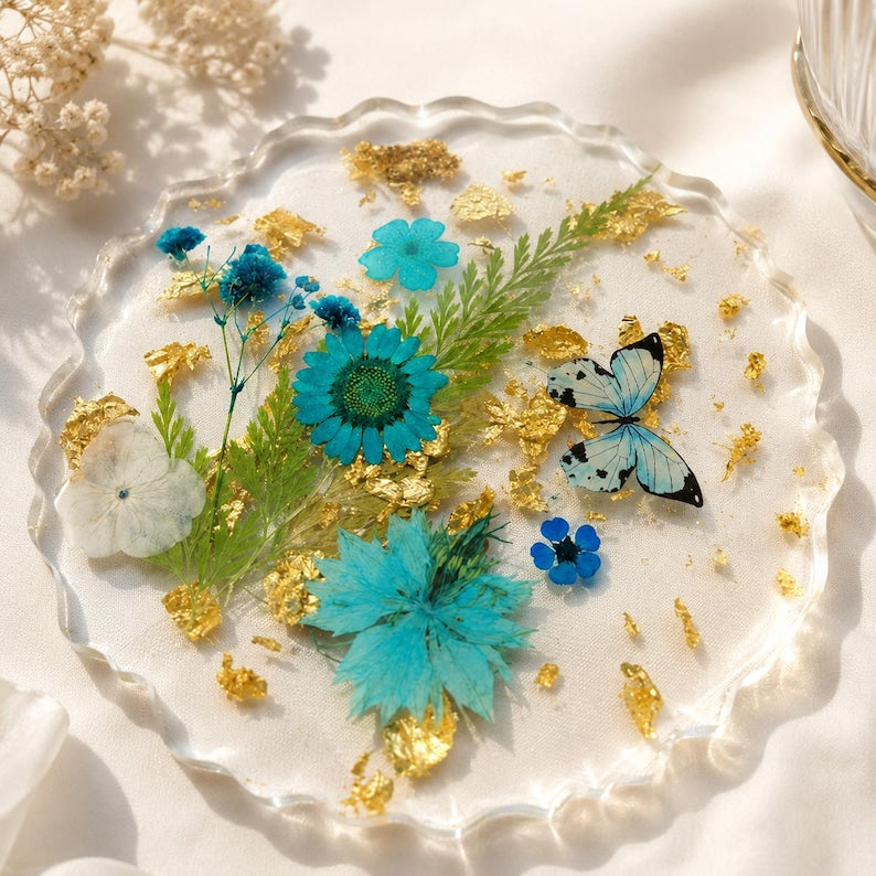 Handgemachter Resin-Untersetzer mit Getrockneten Blumen, Schmetterling und Goldflocken – Wohndekor