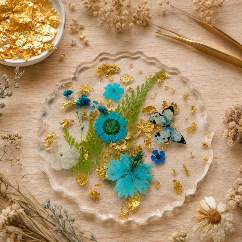 Handgemachter Resin-Untersetzer mit Getrockneten Blumen, Schmetterling und Goldflocken – Wohndekor
