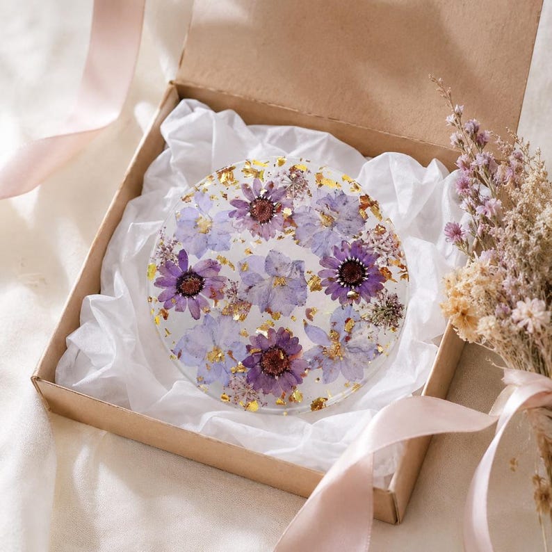 Harz Untersetzer mit Getrockneten Lila Blumen und Goldflocken, 10 cm, Hitze- und Wasserbeständig, Handgefertigt