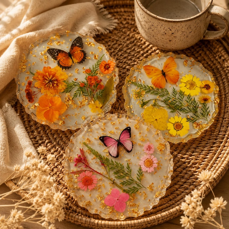 Harz Untersetzer mit echten getrockneten Blumen, Schmetterling und Goldflocken, Tischdekoration, 10cm Durchmesser