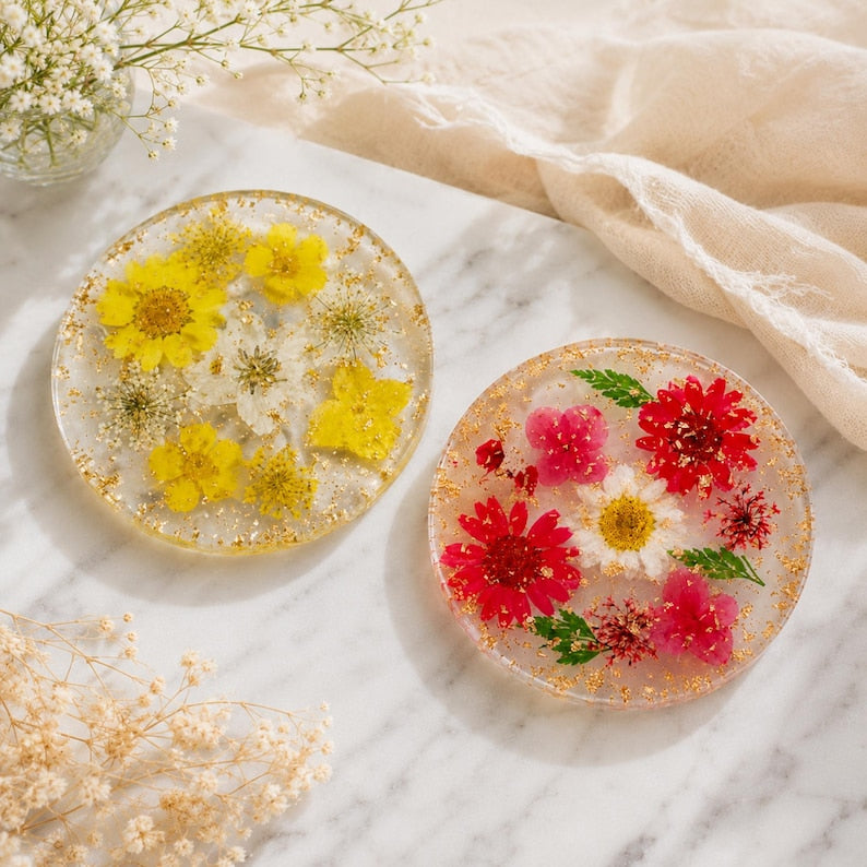 Blumen-Resin-Untersetzer mit goldenen Akzenten, handgefertigter Trockenblumen-Kunst-Untersetzer