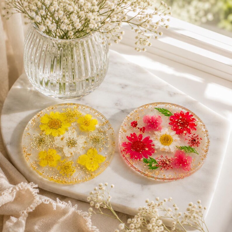 Blumen-Resin-Untersetzer mit goldenen Akzenten, handgefertigter Trockenblumen-Kunst-Untersetzer
