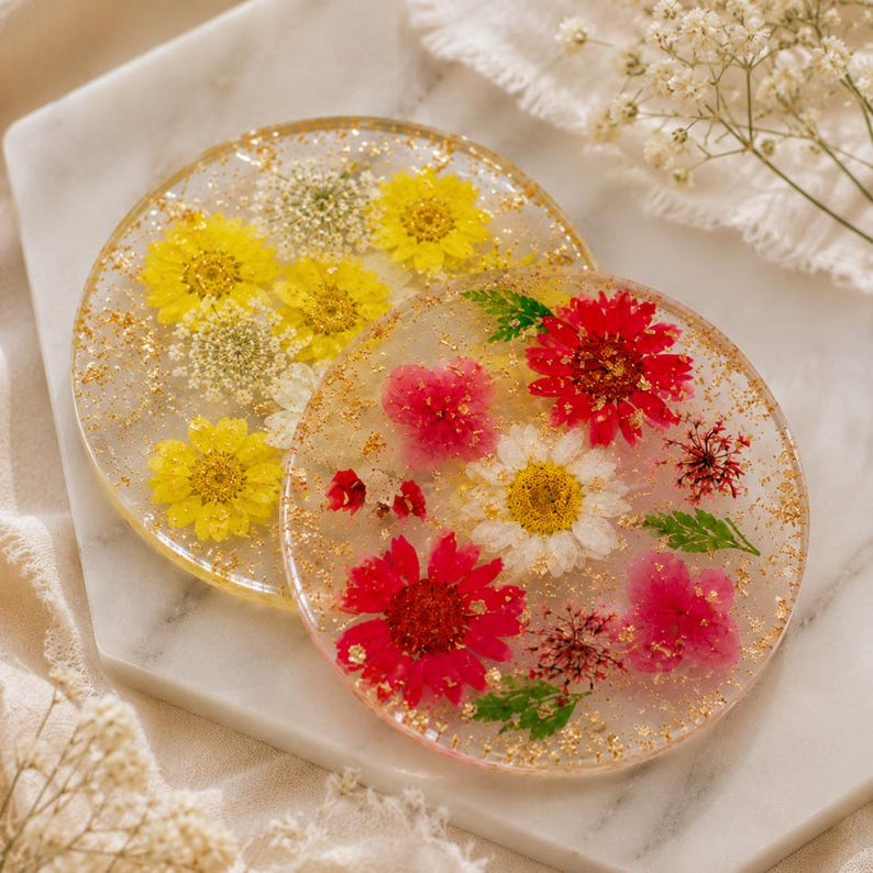 Blumen-Resin-Untersetzer mit goldenen Akzenten, handgefertigter Trockenblumen-Kunst-Untersetzer