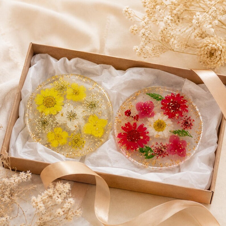 Blumen-Resin-Untersetzer mit goldenen Akzenten, handgefertigter Trockenblumen-Kunst-Untersetzer