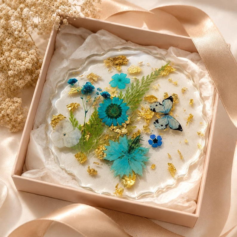 Handgemachter Resin-Untersetzer mit Getrockneten Blumen, Schmetterling und Goldflocken – Wohndekor