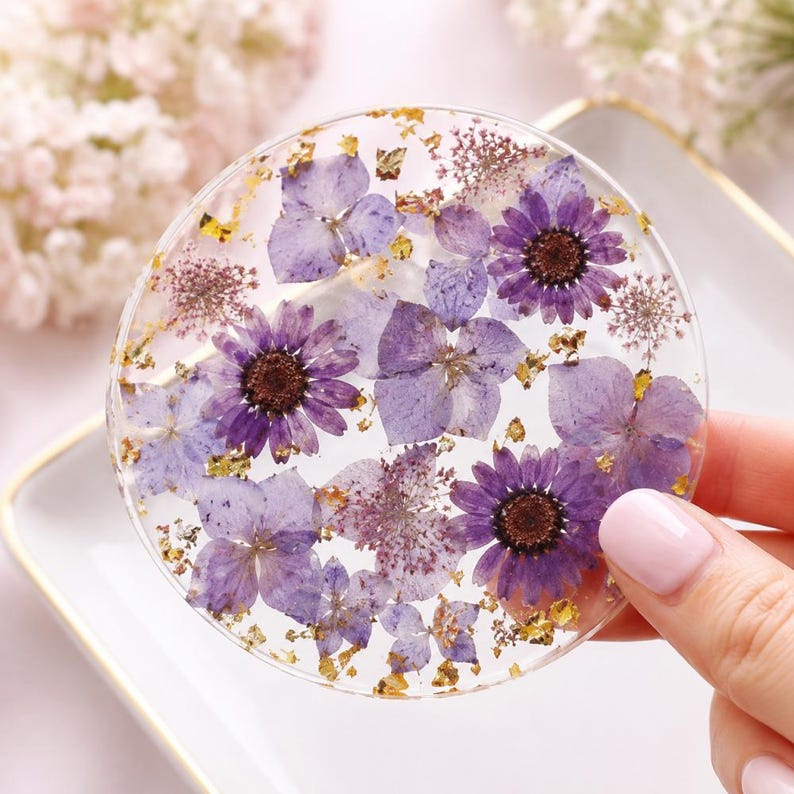 Harz Untersetzer mit Getrockneten Lila Blumen und Goldflocken, 10 cm, Hitze- und Wasserbeständig, Handgefertigt