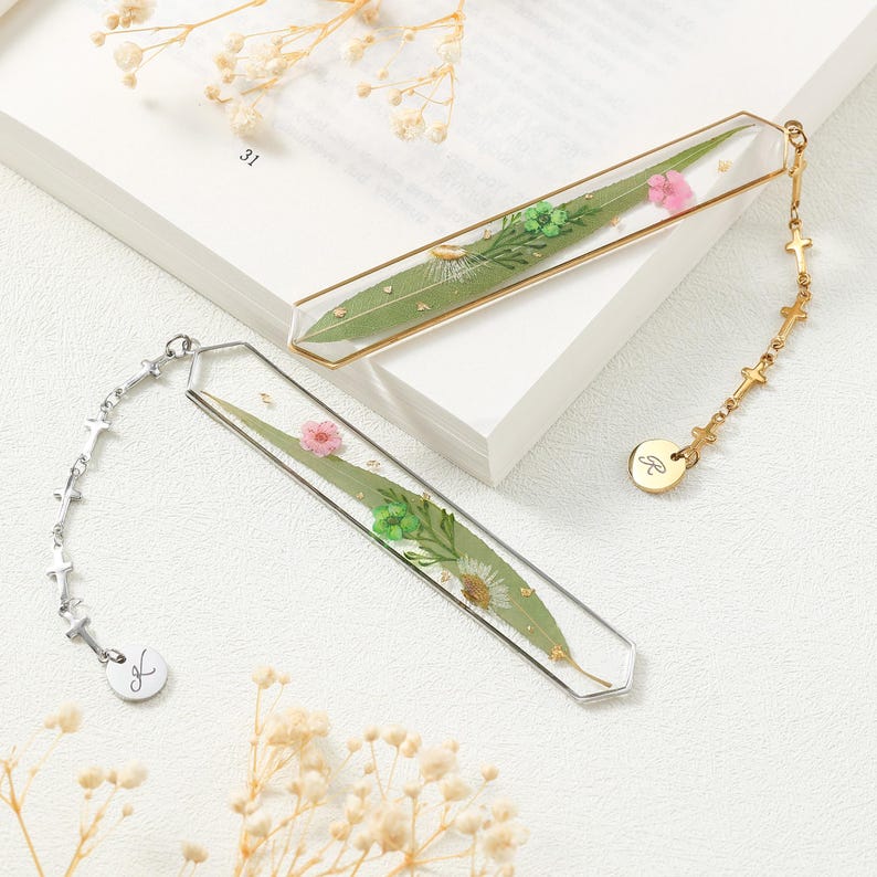 Lesezeichen aus Kunstharz mit Trockenblumen, personalisierter Initialen-Anhänger, Edelstahlrahmen, handgefertigtes botanisches Lesezeichen, Geschenk für Buchliebhaber