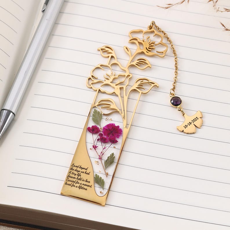 Lesezeichen mit Geburtsblume und Initialen, Metallrahmen mit konservierter Blume, personalisierte Gravur, Geschenk für Bücherliebhaber, Lehrer, Schulanfang, Abschluss, Geburtstag, Weihnachten