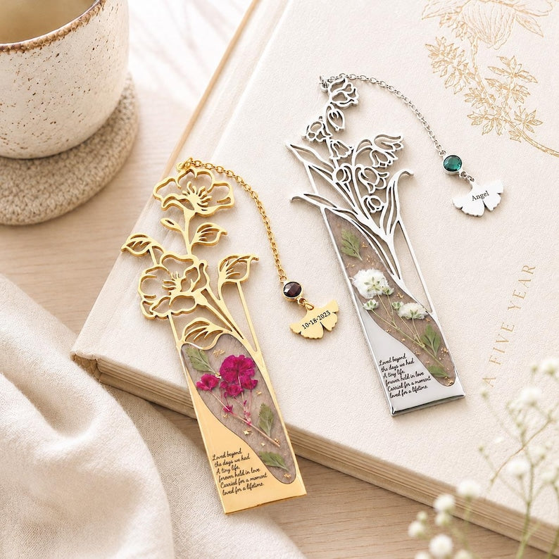 Lesezeichen mit Geburtsblume und Initialen, Metallrahmen mit konservierter Blume, personalisierte Gravur, Geschenk für Bücherliebhaber, Lehrer, Schulanfang, Abschluss, Geburtstag, Weihnachten