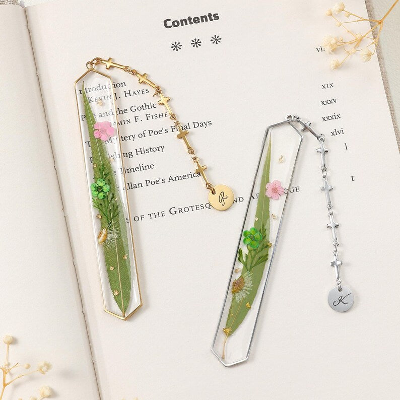 Lesezeichen aus Kunstharz mit Trockenblumen, personalisierter Initialen-Anhänger, Edelstahlrahmen, handgefertigtes botanisches Lesezeichen, Geschenk für Buchliebhaber